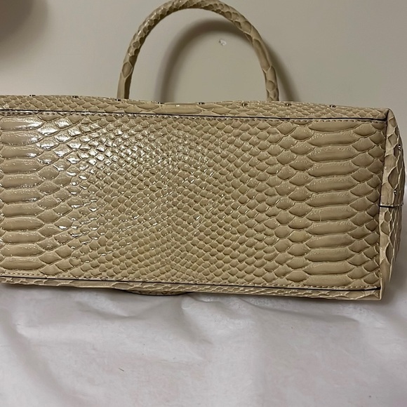 Victoria’s Secret tan reptile faux leather bag with gold hardware, mirror - Picture 4 of 12